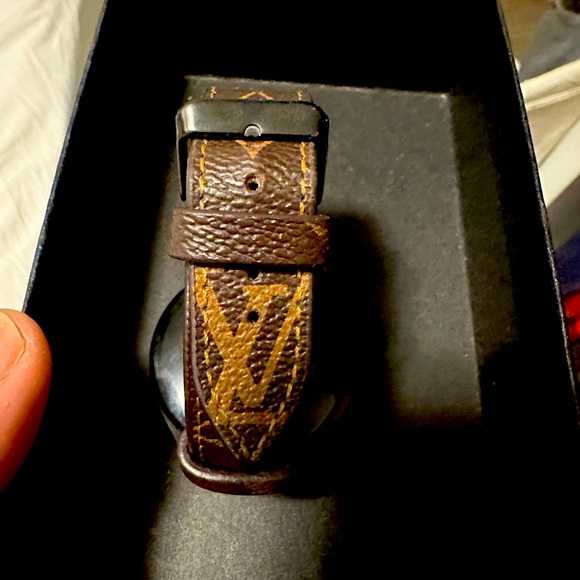 Samsung galaxy 4 with Louis Vuitton band and charger 44mm - Picture 5 of 6